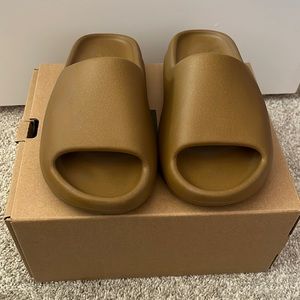 Brown/Ochre Yeezy Slide size 5